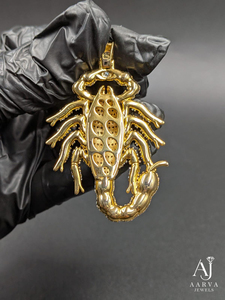 Pendentif Scorpion en Argent 925 Plaqué Or, Sertie de Moissanite, Bijou Gothique de Luxe pour Soirée - Product Image 4