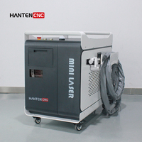 Machine de nettoyage au laser à fibre CW portative de petite taille 1500W 2000W, outil de décapage de la rouille au laser portable pour le nettoyage des surfaces en acier et en métal