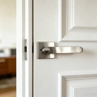 Poignée de porte à levier à trois pôles en acier inoxydable brossé avec plaque carrée et verrouillage pour projets hôteliers