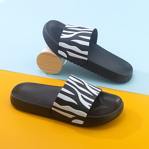 Chaussures à enfiler tendance pour hommes - Matériau PVC, antidérapantes, sandales d'extérieur, sandales de plage, chaussures d'été respirantes à bout ouvert - Product Image 4