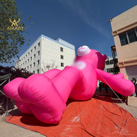 Statue de mascotte géante gonflable en forme d'ours rose allongé pour l'installation en centre commercial pour la Saint-Valentin, ornement pour spot photo sur pelouse de complexe hôtelier