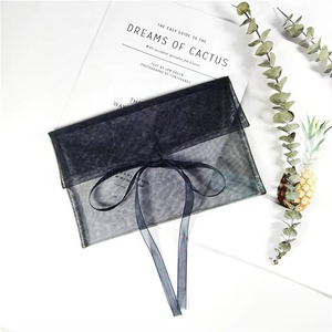 Bolsa de organza negra personalizada para ropa interior, bolsa tipo sobre de organza, bolsa de viaje transparente con logo blanco. - Product Image 1