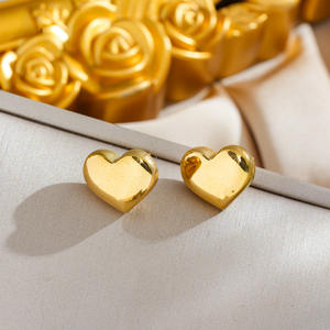 Boucles d'oreilles pour femmes sur Amazon en or 18 carats avec trèfle à quatre feuilles plaqué acier titane design élégant polyvalent en acier inoxydable - Product Image 4