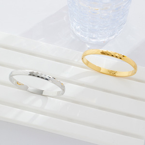 Pulsera de acero inoxidable chapada en oro de 18 quilates que no se deslustra, brazalete de textura Irregular impermeable a la moda para mujer, pulseras y pulseras - Product Image 4