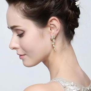 Boucles d'oreilles clous de luxe pour femme, couleur argent classique, avec cristal en forme de feuille taille Asscher, strass, bijoux fantaisie tendance et brillant - Product Image 3