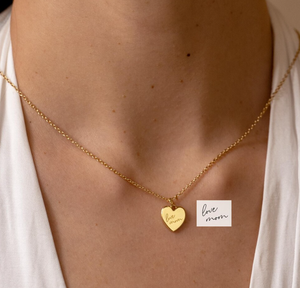 Collana Personalizzata Jietao con Lettera Firma e Cuore Inciso, Gioiello Commemorativo 'Amo la Mamma', Regalo per la Festa della Mamma, Ipoallergenico - Product Image 4