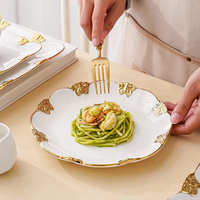 Ensemble d'assiettes de service en céramique de luxe nordique avec bord doré ensemble de vaisselle en porcelaine assiettes en céramique blanche pour mariage