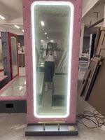 Bayanlar İçin Pembe Kristal Duvara Asılan Ayna Kuaför Salonu Mobilyası Makyaj İstasyonları İçin