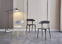 Chaise de salle à manger en plastique PP simple, épaisse et colorée, de gros, bon marché, pour l'extérieur, DLC-P625 DL Furniture