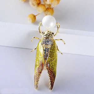 Broche de esmalte único hecho a mano con forma de insecto cigaña multicolor, chapado en metal de aleación para cárdigan y abrigo - Product Image 1