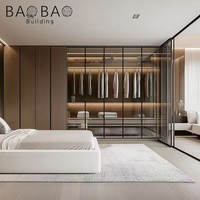Dressing sur mesure moderne pour toute la maison, super grand, ajustable et assemblé, avec portes vitrées et bureau/coiffeuse intégrés