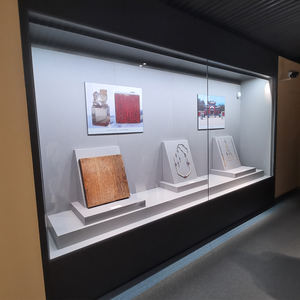 Supporto espositivo di qualità superiore elegante vetrina in vetro del museo per oggetti da collezione - Product Image 3