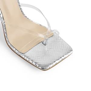 รองเท้าส้นสูงแบบหัวเหลี่ยมประดับโซ่โลหะสีเงิน ดีไซน์ใหม่ปี 2026 สำหรับผู้หญิง - Product Image 4