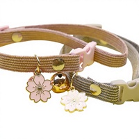 Collier pour chien de couleur unie avec joli clochette et motif floral, en velours côtelé écologique, collier tendance pour petits chiens, vente en gros