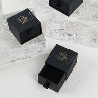 Boîtes à bijoux pliables personnalisées en carton noir gaufré 5*5*3.5cm, impression offset 4 couleurs, logo personnalisé, finition mate
