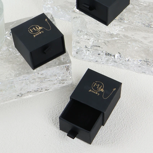 กล่องใส่แหวนกระดาษแข็งสีดำขนาดเล็ก 5*5*<span class=keywords><strong>3</strong></span>.5 ซม. แบบพับได้ ลายนูน  สำหรับขายส่ง - Product Image 3