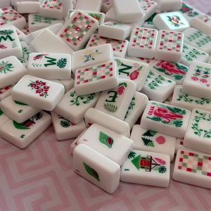 Set Mahjong Pappagalli Tropicali della Foresta Pluviale, Tessere in Acrilico, Supporti in Legno, Modello Moderno di Lusso Pieghevole, Ecologico, Durevole e Portatile - Product Image 4