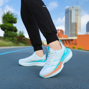 Ombrage anti-dérapant pour une stabilité accrue Sneaker en cuir imperméable - Product Image 5