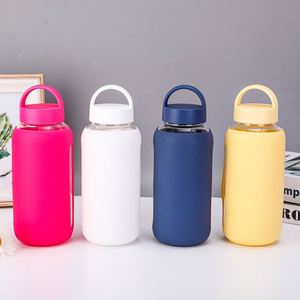 Bouteille d'eau en verre borosilicate de haute qualité 800 ml avec paille, manchon de protection en silicone, sans BPA, anti-fuite, faite à la main, pour sport et yoga - Product Image 3