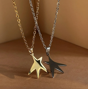 Collana con Ciondolo a Stella Geometrica Minimalista per Uso Quotidiano, Charm a Forma di Stella Placcato in Oro 18K PVD, Gioiello Resistente al Sudore - Product Image 2
