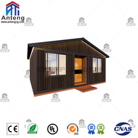 Maison Modulaire Préfabriquée en Acier Léger avec Panneaux Verticaux Foncés – Cabane Préfabriquée pour Complexes Hôteliers, Gîtes et Villas
