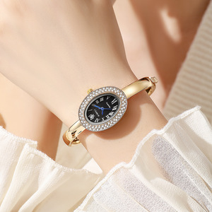 Reloj cuadrado para mujer, elegante y con estilo, que ofrece una sensación sofisticada y realza la piel clara. - Product Image 4