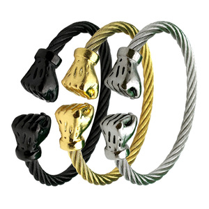 <span class=keywords><strong>Bracelet</strong></span> à breloques tendance pour hommes avec un design cool Couronne de poing en câble métallique tissé en acier inoxydable doré Accessoires personnalisés Vente en gros - Product Image 1