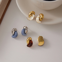 Anting-anting kancing resin amber bentuk S tidak beraturan, emas 18K anti karat, gaya vintage J&D Jewelry, tahan air, untuk wanita