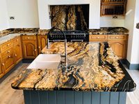 Granite noir ambre, granite magma or, quartzite fusion noir pour plan de travail d'îlot de cuisine, pierre noire