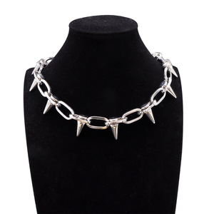 Collar de Moda con Cadenas y Púas de Aleación de Zinc para Mujer, Estilo Punk para Fiesta, Diseño Geométrico en Negro, Blanco y Color K Gun - Product Image 6