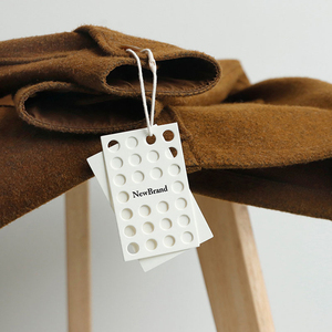 Etiqueta reciclada de lujo de muestra gratis, etiqueta colgante personalizada en relieve, etiquetas colgantes de marca de regalo de cartón especial para ropa, logotipo propio - Product Image 3