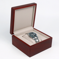 Boîte de rangement pour montre unique en bois massif laqué rouge carré de luxe avec insert en cuir PU pour homme/femme