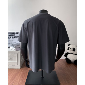 เสื้อยืดผู้ชายผ้าไอซ์ซิลค์แห้งเร็ว ระบายอากาศดี ให้ความรู้สึกเย็นสบาย ทรงหลวมใส่สบายสำหรับฤดูร้อน  ตกแต่งด้วยผ้าตาข่าย  แบบเรียบง่าย - Product Image 4