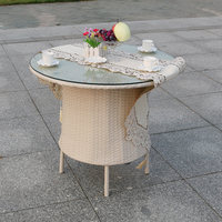 Ensemble de meubles de patio en rotin blanc minimaliste moderne et mobile pour l'extérieur, composé de cinq pièces, avec table en plastique et chaises à dossier.
