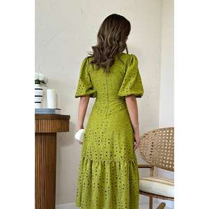 ชุดเดรสทรงเอปักลายสีเขียวพิสตาชิโอ เอวธรรมชาติ คอทรงโอ ผ้าทอ ระบายอากาศได้ดี เหมาะสำหรับใส่ในชีวิตประจำวัน สไตล์ลำลอง - Product Image 1