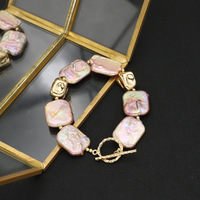Bracelet en perles d'eau douce fait à la main, détail artisanal, style unique, charme artisanal, cadeau significatif, bracelet en perles