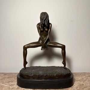 Grande Scultura in Bronzo a Grandezza Naturale in Stile Europeo di una Donna Moderna e Bellissima - Product Image 1