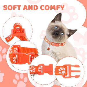 Collier pour chat et chien en nylon réglable avec clochette, motifs de pattes multicolores, vente en gros du fabricant - Product Image 3