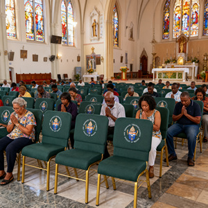 Sillas de iglesia apilables de metal resistente al por mayor, económicas, con reposabrazos. - Product Image 3