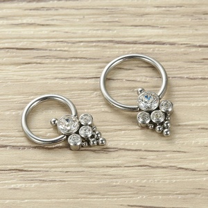 Anillo de Titanio G23 con 4 Circonitas Cúbicas y 6 Puntas, Moderno y Elegante para Compromiso, Boda o Aniversario - Product Image 3
