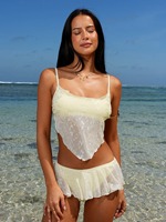 Maillot de bain deux pièces recyclé avec haut cache-cœur en maille à bretelles spaghetti et ourlet asymétrique, et bas à volants, pour la plage