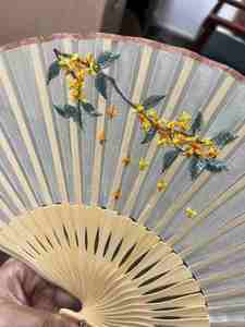 Abanico de mano de bambú clásico tradicional de 23 cm al por mayor, con logotipo personalizado impreso, plegable, artesanal, tallado a mano, para bodas - Product Image 4