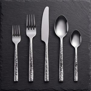 Ensemble de couverts modernes en acier inoxydable avec manches martelées, finition miroir haute brillance, design martelé minimaliste pour mariage et fête - Product Image 1