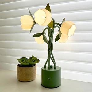 Lámpara de Mesa Pequeña de Lujo Minimalista Nórdica con 5 Flores, Interruptor Táctil TIPO-C y Pantallas de Acrílico para Salas de Lectura y Dormitorios - Product Image 4