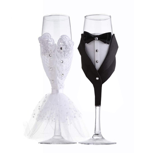 Décor de robe de mariée amusant et mignon M. et Mme marié et verre de mariée pour flûte à champagne pour l'utilisation du vin - Product Image 1