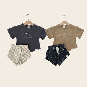 Set di Pantaloncini Organici per Ragazzi, Completo Casual per Bambini, Outfit in Cotone Personalizzato con Magliette e Pantaloncini, Abbigliamento Sostenibile per Bambini - Product Image 2