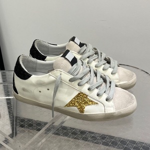 Chaussures de skate de luxe italiennes vintage vieillies, motif doré, avec doublure en duvet d'oie, chaussures décontractées, vente en gros - Product Image 1