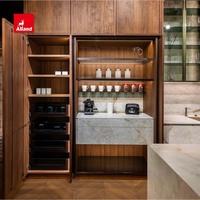 Armoires de cuisine en bois de noyer de style contemporain de luxe sur mesure Alland, finition huilée couleur noyer, panneaux Shaker