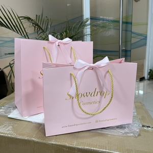 Sacs cadeaux roses de luxe avec estampage à chaud doré - Sacs de shopping personnalisés avec poignée torsadée en corde pour boutiques - Product Image 1