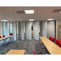 Cloison mobile pliante à rail pour séparation d'espace commercial intérieur